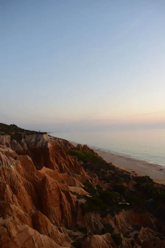 plus belle plage d'europe au portugal avec vue sur les surfeurs